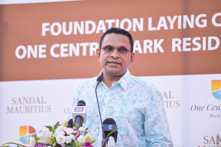 އޭޕްރީލް 27، 2021: ހުޅުމާލޭގައި މެދުފަންތީގެ މީހުންނަށް ހާއްސަކޮށްގެން ތަރައްގީކުރާ "ވަން ސެންޓްރަލް ޕާކް ރެޒިޑެންޝަލް ބިލްޑިން" ގެ ބިންގާ އެޅުމަށް ބޭއްވި ހަފްލާގެ ތެރެއިން -- ސަން ފޮޓޯ/ ފަޔާޒު މޫސާ