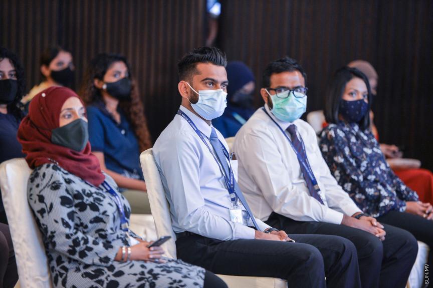 އޭޕްރީލް 28، 2021: ޓޫރިޒަމް ދާއިރާގެ މަސައްކަތްތެރިންނަކީ ވެކްސިންގެ ދެ ޑޯޒް ފުރިހަމަކޮށްފައިވާ ބަޔަކަށް ހެދުމަށް އެމްއެމްޕީއާރުސީ އާއި ޓޫރިޒަމް މިނިސްޓްރީ އިން ގުޅިގެން ފެށި "އައިއެމް ވެކްސިނޭޓެޑް" ކެމްޕެއިން ފެށުމަށް ހޮޓެލް ޖެންގައި ބޭއްވި ރަސްމިއްޔާތުގެ ތެރެއިން -- ސަން ފޮޓޯ/ ފަޔާޒު މޫސާ