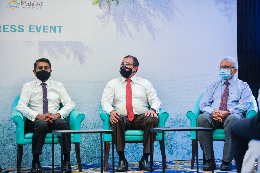 އޭޕްރީލް 28، 2021: ޓޫރިޒަމް ދާއިރާގެ މަސައްކަތްތެރިންނަކީ ވެކްސިންގެ ދެ ޑޯޒް ފުރިހަމަކޮށްފައިވާ ބަޔަކަށް ހެދުމަށް އެމްއެމްޕީއާރުސީ އާއި ޓޫރިޒަމް މިނިސްޓްރީ އިން ގުޅިގެން ފެށި "އައިއެމް ވެކްސިނޭޓެޑް" ކެމްޕެއިން ފެށުމަށް ހޮޓެލް ޖެންގައި ބޭއްވި ރަސްމިއްޔާތުގެ ތެރެއިން -- ސަން ފޮޓޯ/ ފަޔާޒު މޫސާ