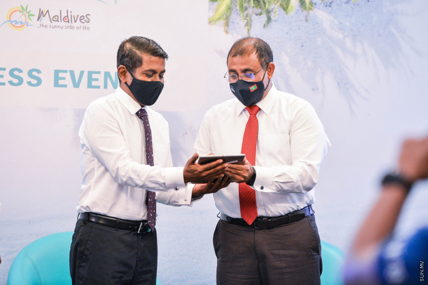 އޭޕްރީލް 28، 2021: ޓޫރިޒަމް ދާއިރާގެ މަސައްކަތްތެރިންނަކީ ވެކްސިންގެ ދެ ޑޯޒް ފުރިހަމަކޮށްފައިވާ ބަޔަކަށް ހެދުމަށް އެމްއެމްޕީއާރުސީ އާއި ޓޫރިޒަމް މިނިސްޓްރީ އިން ގުޅިގެން ފެށި "އައިއެމް ވެކްސިނޭޓެޑް" ކެމްޕެއިން ފެށުމަށް ހޮޓެލް ޖެންގައި ބޭއްވި ރަސްމިއްޔާތުގެ ތެރެއިން -- ސަން ފޮޓޯ/ ފަޔާޒު މޫސާ
