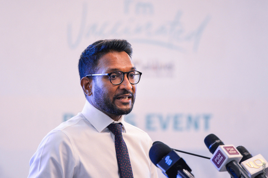 އޭޕްރީލް 28، 2021: ޓޫރިޒަމް ދާއިރާގެ މަސައްކަތްތެރިންނަކީ ވެކްސިންގެ ދެ ޑޯޒް ފުރިހަމަކޮށްފައިވާ ބަޔަކަށް ހެދުމަށް އެމްއެމްޕީއާރުސީ އާއި ޓޫރިޒަމް މިނިސްޓްރީ އިން ގުޅިގެން ފެށި "އައިއެމް ވެކްސިނޭޓެޑް" ކެމްޕެއިން ފެށުމަށް ހޮޓެލް ޖެންގައި ބޭއްވި ރަސްމިއްޔާތުގެ ތެރެއިން -- ސަން ފޮޓޯ/ ފަޔާޒު މޫސާ