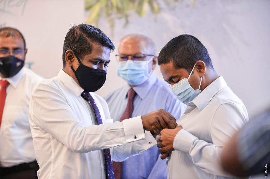 އޭޕްރީލް 28، 2021: ޓޫރިޒަމް ދާއިރާގެ މަސައްކަތްތެރިންނަކީ ވެކްސިންގެ ދެ ޑޯޒް ފުރިހަމަކޮށްފައިވާ ބަޔަކަށް ހެދުމަށް އެމްއެމްޕީއާރުސީ އާއި ޓޫރިޒަމް މިނިސްޓްރީ އިން ގުޅިގެން ފެށި "އައިއެމް ވެކްސިނޭޓެޑް" ކެމްޕެއިން ފެށުމަށް ހޮޓެލް ޖެންގައި ބޭއްވި ރަސްމިއްޔާތުގެ ތެރެއިން -- ސަން ފޮޓޯ/ ފަޔާޒު މޫސާ