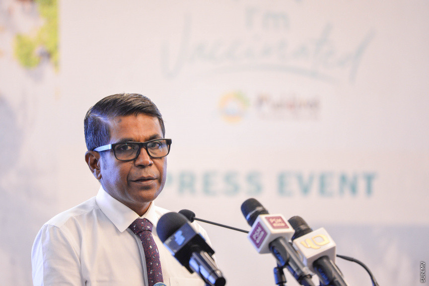 އޭޕްރީލް 28، 2021: ޓޫރިޒަމް ދާއިރާގެ މަސައްކަތްތެރިންނަކީ ވެކްސިންގެ ދެ ޑޯޒް ފުރިހަމަކޮށްފައިވާ ބަޔަކަށް ހެދުމަށް އެމްއެމްޕީއާރުސީ އާއި ޓޫރިޒަމް މިނިސްޓްރީ އިން ގުޅިގެން ފެށި "އައިއެމް ވެކްސިނޭޓެޑް" ކެމްޕެއިން ފެށުމަށް ހޮޓެލް ޖެންގައި ބޭއްވި ރަސްމިއްޔާތުގެ ތެރެއިން -- ސަން ފޮޓޯ/ ފަޔާޒު މޫސާ