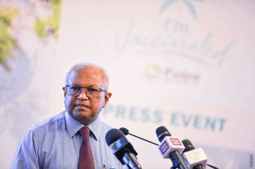 އޭޕްރީލް 28، 2021: ޓޫރިޒަމް ދާއިރާގެ މަސައްކަތްތެރިންނަކީ ވެކްސިންގެ ދެ ޑޯޒް ފުރިހަމަކޮށްފައިވާ ބަޔަކަށް ހެދުމަށް އެމްއެމްޕީއާރުސީ އާއި ޓޫރިޒަމް މިނިސްޓްރީ އިން ގުޅިގެން ފެށި "އައިއެމް ވެކްސިނޭޓެޑް" ކެމްޕެއިން ފެށުމަށް ހޮޓެލް ޖެންގައި ބޭއްވި ރަސްމިއްޔާތުގެ ތެރެއިން -- ސަން ފޮޓޯ/ ފަޔާޒު މޫސާ