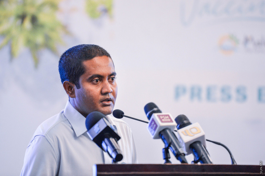 އޭޕްރީލް 28، 2021: ޓޫރިޒަމް ދާއިރާގެ މަސައްކަތްތެރިންނަކީ ވެކްސިންގެ ދެ ޑޯޒް ފުރިހަމަކޮށްފައިވާ ބަޔަކަށް ހެދުމަށް އެމްއެމްޕީއާރުސީ އާއި ޓޫރިޒަމް މިނިސްޓްރީ އިން ގުޅިގެން ފެށި "އައިއެމް ވެކްސިނޭޓެޑް" ކެމްޕެއިން ފެށުމަށް ހޮޓެލް ޖެންގައި ބޭއްވި ރަސްމިއްޔާތުގެ ތެރެއިން -- ސަން ފޮޓޯ/ ފަޔާޒު މޫސާ