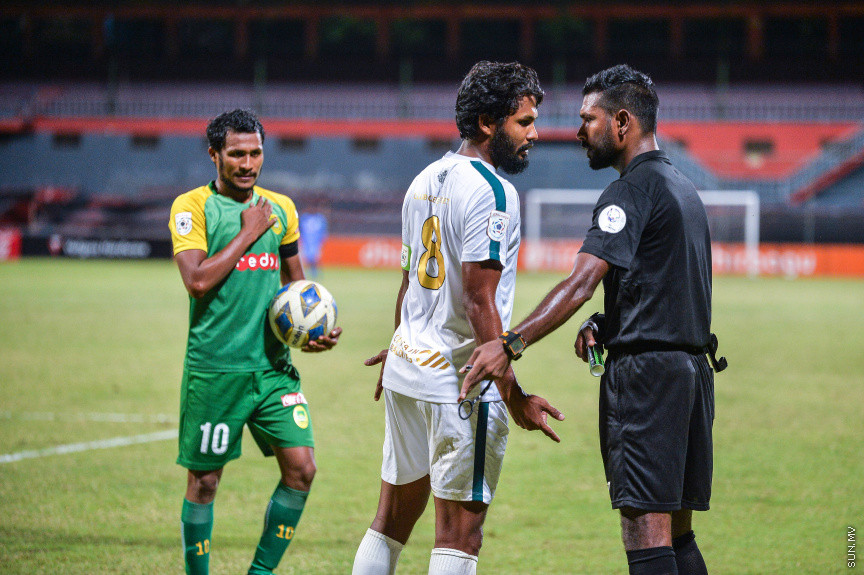 ދުނިޔޭގެ މަސައްކަތްތެރިންގެ ދުވަސް "މޭޑޭ": ދިވެހި ޕްރިމާރ ލީގް މެޗުތަކުގައި ރެފްރީކަން ކުރާ ދިވެހި ރްފެރީން --  ސަން ފޮޓޯ/ ފަޔާޒު މޫސާ