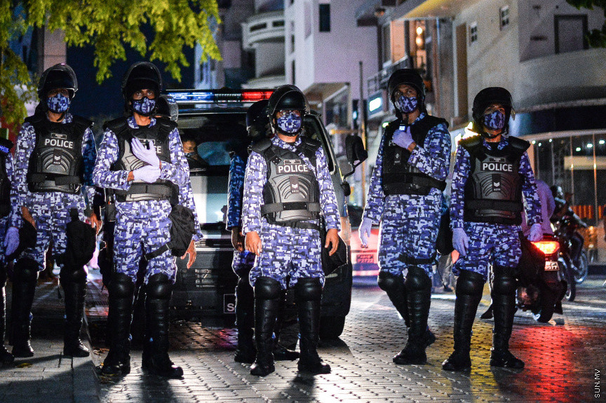 ދުނިޔޭގެ މަސައްކަތްތެރިންގެ ދުވަސް "މޭޑޭ": ފުލުހުން މަގުމަތި އަމާންތަނަކަށް ހަދަން މަސައްކަތްކުރަނީ -- ސަން ފޮޓޯ/ ފަޔާޒު މޫސާ