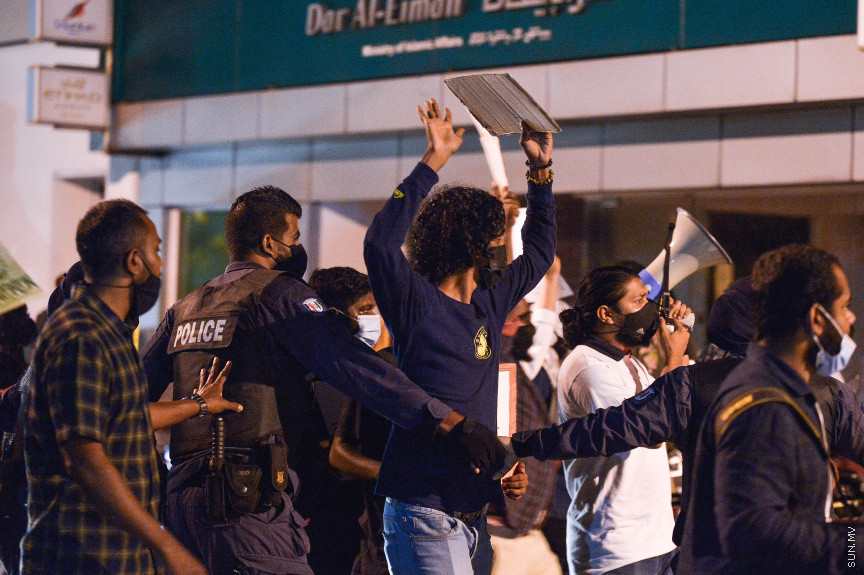 މެއި 1، 2021: ވަޒީފާގެ މާހައުލުގައި ކުރާ ޖިންސީ ގޯނާއާ ދެކޮޅަށް އަޑުއުފުލުމަށް ޒުވާނުންތަކެއް މާލޭގައި ކުރި މުޒާހަރާގެ ތެރެއިން -- ސަން ފޮޓޯ/ ފަޔާޒު މޫސާ