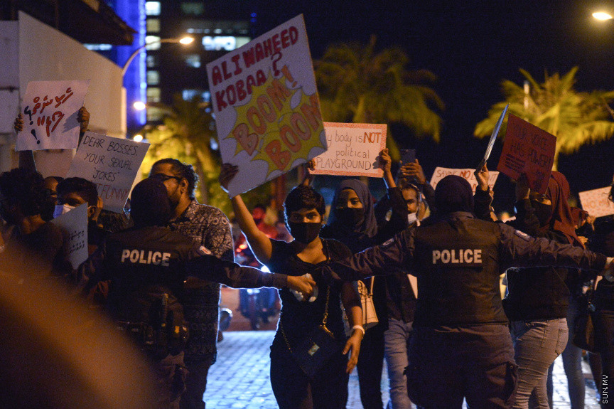 މެއި 1، 2021: ވަޒީފާގެ މާހައުލުގައި ކުރާ ޖިންސީ ގޯނާއާ ދެކޮޅަށް އަޑުއުފުލުމަށް ޒުވާނުންތަކެއް މާލޭގައި ކުރި މުޒާހަރާގެ ތެރެއިން -- ސަން ފޮޓޯ/ ފަޔާޒު މޫސާ