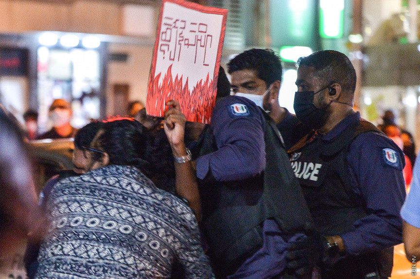 މެއި 1، 2021: ވަޒީފާގެ މާހައުލުގައި ކުރާ ޖިންސީ ގޯނާއާ ދެކޮޅަށް އަޑުއުފުލުމަށް ޒުވާނުންތަކެއް މާލޭގައި ކުރި މުޒާހަރާގެ ތެރެއިން -- ސަން ފޮޓޯ/ ފަޔާޒު މޫސާ