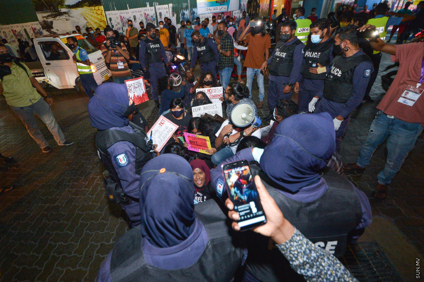 މެއި 1، 2021: ވަޒީފާގެ މާހައުލުގައި ކުރާ ޖިންސީ ގޯނާއާ ދެކޮޅަށް އަޑުއުފުލުމަށް ޒުވާނުންތަކެއް މާލޭގައި ކުރި މުޒާހަރާގެ ތެރެއިން -- ސަން ފޮޓޯ/ ފަޔާޒު މޫސާ