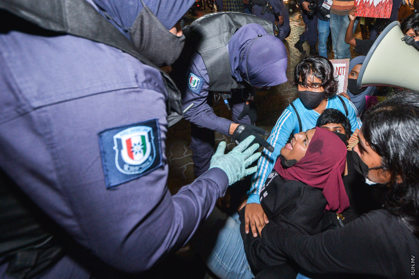 މެއި 1، 2021: ވަޒީފާގެ މާހައުލުގައި ކުރާ ޖިންސީ ގޯނާއާ ދެކޮޅަށް އަޑުއުފުލުމަށް ޒުވާނުންތަކެއް މާލޭގައި ކުރި މުޒާހަރާގެ ތެރެއިން -- ސަން ފޮޓޯ/ ފަޔާޒު މޫސާ