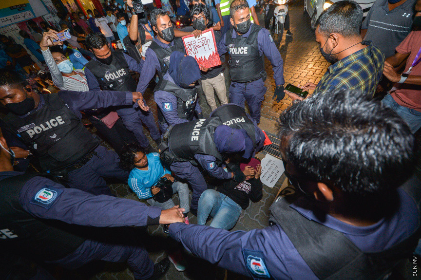 މެއި 1، 2021: ވަޒީފާގެ މާހައުލުގައި ކުރާ ޖިންސީ ގޯނާއާ ދެކޮޅަށް އަޑުއުފުލުމަށް ޒުވާނުންތަކެއް މާލޭގައި ކުރި މުޒާހަރާގެ ތެރެއިން -- ސަން ފޮޓޯ/ ފަޔާޒު މޫސާ
