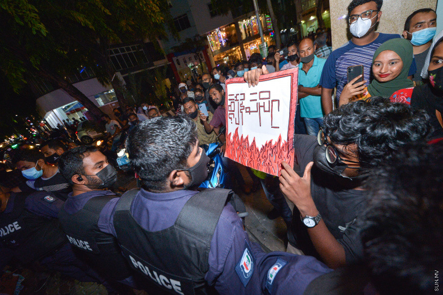 މެއި 1، 2021: ވަޒީފާގެ މާހައުލުގައި ކުރާ ޖިންސީ ގޯނާއާ ދެކޮޅަށް އަޑުއުފުލުމަށް ޒުވާނުންތަކެއް މާލޭގައި ކުރި މުޒާހަރާގެ ތެރެއިން -- ސަން ފޮޓޯ/ ފަޔާޒު މޫސާ