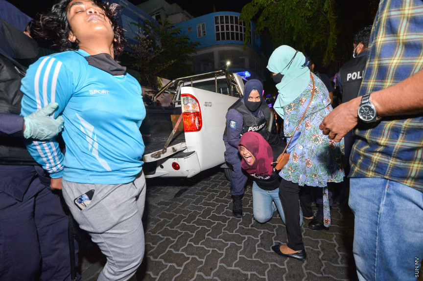 މެއި 1، 2021: ވަޒީފާގެ މާހައުލުގައި ކުރާ ޖިންސީ ގޯނާއާ ދެކޮޅަށް އަޑުއުފުލުމަށް ޒުވާނުންތަކެއް މާލޭގައި ކުރި މުޒާހަރާގެ ތެރެއިން -- ސަން ފޮޓޯ/ ފަޔާޒު މޫސާ