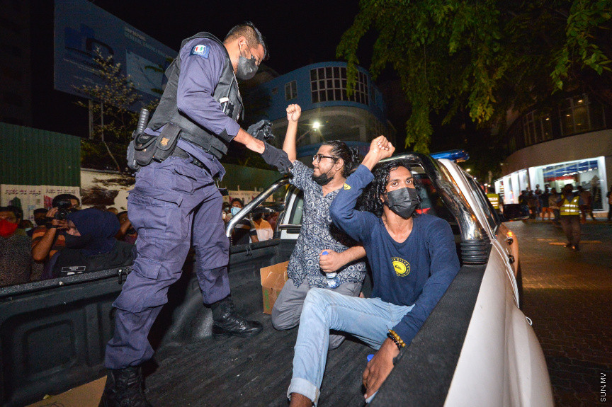 މެއި 1، 2021: ވަޒީފާގެ މާހައުލުގައި ކުރާ ޖިންސީ ގޯނާއާ ދެކޮޅަށް އަޑުއުފުލުމަށް ޒުވާނުންތަކެއް މާލޭގައި ކުރި މުޒާހަރާގެ ތެރެއިން -- ސަން ފޮޓޯ/ ފަޔާޒު މޫސާ