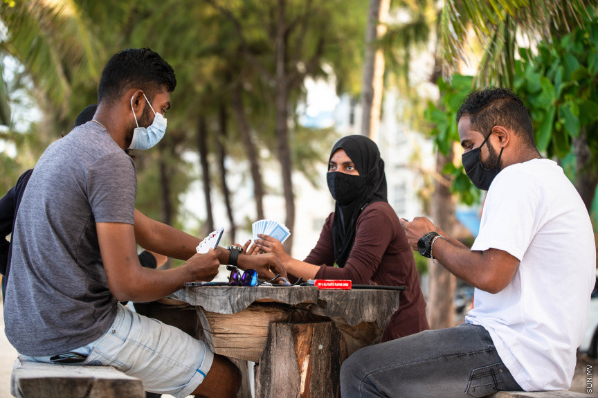 މޭ 1، 2021: ރޯދަ ކުރުކޮއްލުން ހުޅުމާލޭގައި: ޒުވާނުން ތާސްކުޅެނީ -- ސަން ފޮޓޯ/ ފަޔާޒު މޫސާ