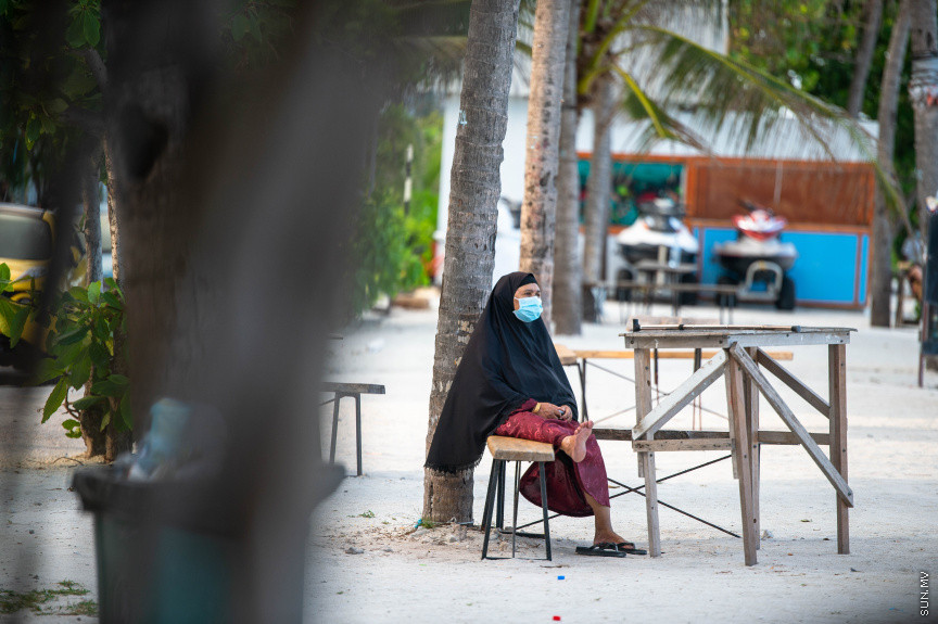 މޭ 1، 2021: ރޯދަ ކުރުކޮއްލުން ހުޅުމާލޭގައި: ދޮށީއުމުރުގެ ދައްތައެއް އަތިރިމަތީގައި މަޑުކޮއްލައިގެން  -- ސަން ފޮޓޯ/ ފަޔާޒު މޫސާ