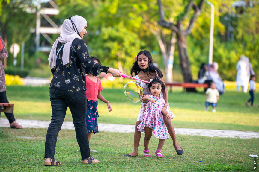މޭ 1، 2021: ރޯދަ ކުރުކޮއްލުން ހުޅުމާލޭގައި: އާއިލާއެއް ހުޅުމާލޭ ސެންޓްރަލް ޕާކުގައި މަޖާކޮއްލަނީ -- ސަން ފޮޓޯ/ ފަޔާޒު މޫސާ