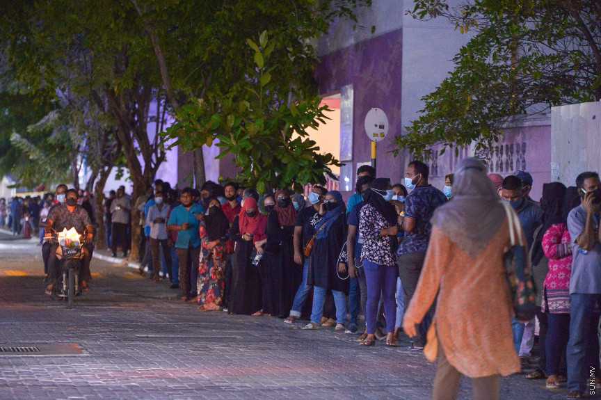މޭ 1، 2021: ރަމަޟާން މަހު ވެކްސިން ޖަހައިދޭ ވަގުތު މަދުކުރުމުން ކޮންމެ ރެއަކުވެސް އެތައް ސަތޭކަ ބަޔަކު ވެކްސިން ޖަހަން ކިޔުއަށް އަރާ. މީގެ ކުރިން އޮންލައިންކޮށް ނަންބަރު ދޫކޮށްގެން ވެކްސިން ޖެހުމުގެ އިންތިޒާމް ހަމަޖައްސާފައި އޮތް ނަމަވެސް މިހާރު ރެއެއްގެ މައްޗަށް ވެކްސިން ޖަހައިދޭ މިންވަރު ލިމިޓް ކޮސް އޮންލައިންކޮށް ނަންބަރު ދޫ ކުރުން ވަނީ ހުއްޓާލައިފަ. ވެކްސިން ޖަހައިދޭ ސެންޓަރު ތަކުގެ އަދަދު ވެސް ލިމިޓް ކުރުމާއެކު ވެކްސިން ކިޔުތަކަށް ވަނީ އިތުރަށް ބާރު ބޮޑުވެފައި. ގައިދުރުކަމެއް ނެތި ވެކްސިން ކިޔުތަކުގައި ތިން ހަތަރު ގަޑިއިރު ހޭދަކުރަން ޖެހުމަކީ ބޮޑު ތަކުލީފަކަށް ވަނީ ވެފައި. ރާއްޖެއިން މިހާތަނަށް 296،000 އަށް ވުރެ ގިނަ މީހުން ވެކްސިން ގެ ފުރަތަމަ ޑޯޒް އަދި 102،500 އަށް ވުރެ ގިނަ މީހުން ވެކްސިން ގެ ދެ ޑޯޒް ވަނީ ފުރިހަމަ ކޮށްފައި -- ސަން ފޮޓޯ/ ފަޔާޒު މޫސާ