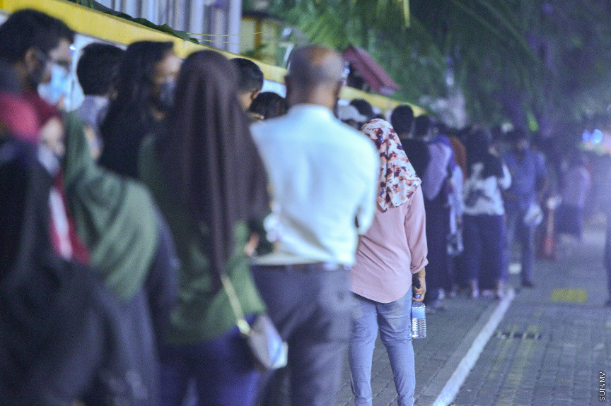 މޭ 1، 2021: ރަމަޟާން މަހު ވެކްސިން ޖަހައިދޭ ވަގުތު މަދުކުރުމުން ކޮންމެ ރެއަކުވެސް އެތައް ސަތޭކަ ބަޔަކު ވެކްސިން ޖަހަން ކިޔުއަށް އަރާ. މީގެ ކުރިން އޮންލައިންކޮށް ނަންބަރު ދޫކޮށްގެން ވެކްސިން ޖެހުމުގެ އިންތިޒާމް ހަމަޖައްސާފައި އޮތް ނަމަވެސް މިހާރު ރެއެއްގެ މައްޗަށް ވެކްސިން ޖަހައިދޭ މިންވަރު ލިމިޓް ކޮސް އޮންލައިންކޮށް ނަންބަރު ދޫ ކުރުން ވަނީ ހުއްޓާލައިފަ. ވެކްސިން ޖަހައިދޭ ސެންޓަރު ތަކުގެ އަދަދު ވެސް ލިމިޓް ކުރުމާއެކު ވެކްސިން ކިޔުތަކަށް ވަނީ އިތުރަށް ބާރު ބޮޑުވެފައި. ގައިދުރުކަމެއް ނެތި ވެކްސިން ކިޔުތަކުގައި ތިން ހަތަރު ގަޑިއިރު ހޭދަކުރަން ޖެހުމަކީ ބޮޑު ތަކުލީފަކަށް ވަނީ ވެފައި. ރާއްޖެއިން މިހާތަނަށް 296،000 އަށް ވުރެ ގިނަ މީހުން ވެކްސިން ގެ ފުރަތަމަ ޑޯޒް އަދި 102،500 އަށް ވުރެ ގިނަ މީހުން ވެކްސިން ގެ ދެ ޑޯޒް ވަނީ ފުރިހަމަ ކޮށްފައި -- ސަން ފޮޓޯ/ ފަޔާޒު މޫސާ