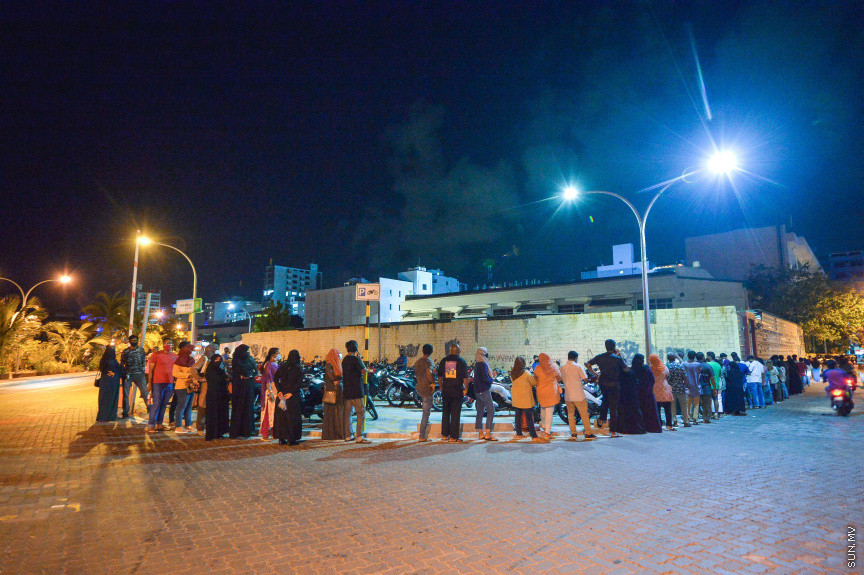 މޭ 1، 2021: ރަމަޟާން މަހު ވެކްސިން ޖަހައިދޭ ވަގުތު މަދުކުރުމުން ކޮންމެ ރެއަކުވެސް އެތައް ސަތޭކަ ބަޔަކު ވެކްސިން ޖަހަން ކިޔުއަށް އަރާ. މީގެ ކުރިން އޮންލައިންކޮށް ނަންބަރު ދޫކޮށްގެން ވެކްސިން ޖެހުމުގެ އިންތިޒާމް ހަމަޖައްސާފައި އޮތް ނަމަވެސް މިހާރު ރެއެއްގެ މައްޗަށް ވެކްސިން ޖަހައިދޭ މިންވަރު ލިމިޓް ކޮސް އޮންލައިންކޮށް ނަންބަރު ދޫ ކުރުން ވަނީ ހުއްޓާލައިފަ. ވެކްސިން ޖަހައިދޭ ސެންޓަރު ތަކުގެ އަދަދު ވެސް ލިމިޓް ކުރުމާއެކު ވެކްސިން ކިޔުތަކަށް ވަނީ އިތުރަށް ބާރު ބޮޑުވެފައި. ގައިދުރުކަމެއް ނެތި ވެކްސިން ކިޔުތަކުގައި ތިން ހަތަރު ގަޑިއިރު ހޭދަކުރަން ޖެހުމަކީ ބޮޑު ތަކުލީފަކަށް ވަނީ ވެފައި. ރާއްޖެއިން މިހާތަނަށް 296،000 އަށް ވުރެ ގިނަ މީހުން ވެކްސިން ގެ ފުރަތަމަ ޑޯޒް އަދި 102،500 އަށް ވުރެ ގިނަ މީހުން ވެކްސިން ގެ ދެ ޑޯޒް ވަނީ ފުރިހަމަ ކޮށްފައި -- ސަން ފޮޓޯ/ ފަޔާޒު މޫސާ