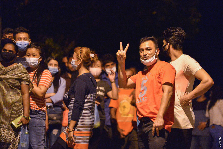 މޭ 1، 2021: ރަމަޟާން މަހު ވެކްސިން ޖަހައިދޭ ވަގުތު މަދުކުރުމުން ކޮންމެ ރެއަކުވެސް އެތައް ސަތޭކަ ބަޔަކު ވެކްސިން ޖަހަން ކިޔުއަށް އަރާ. މީގެ ކުރިން އޮންލައިންކޮށް ނަންބަރު ދޫކޮށްގެން ވެކްސިން ޖެހުމުގެ އިންތިޒާމް ހަމަޖައްސާފައި އޮތް ނަމަވެސް މިހާރު ރެއެއްގެ މައްޗަށް ވެކްސިން ޖަހައިދޭ މިންވަރު ލިމިޓް ކޮސް އޮންލައިންކޮށް ނަންބަރު ދޫ ކުރުން ވަނީ ހުއްޓާލައިފަ. ވެކްސިން ޖަހައިދޭ ސެންޓަރު ތަކުގެ އަދަދު ވެސް ލިމިޓް ކުރުމާއެކު ވެކްސިން ކިޔުތަކަށް ވަނީ އިތުރަށް ބާރު ބޮޑުވެފައި. ގައިދުރުކަމެއް ނެތި ވެކްސިން ކިޔުތަކުގައި ތިން ހަތަރު ގަޑިއިރު ހޭދަކުރަން ޖެހުމަކީ ބޮޑު ތަކުލީފަކަށް ވަނީ ވެފައި. ރާއްޖެއިން މިހާތަނަށް 296،000 އަށް ވުރެ ގިނަ މީހުން ވެކްސިން ގެ ފުރަތަމަ ޑޯޒް އަދި 102،500 އަށް ވުރެ ގިނަ މީހުން ވެކްސިން ގެ ދެ ޑޯޒް ވަނީ ފުރިހަމަ ކޮށްފައި -- ސަން ފޮޓޯ/ ފަޔާޒު މޫސާ