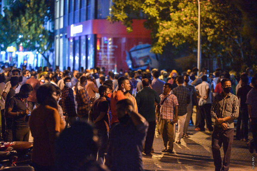 މޭ 1، 2021: ރަމަޟާން މަހު ވެކްސިން ޖަހައިދޭ ވަގުތު މަދުކުރުމުން ކޮންމެ ރެއަކުވެސް އެތައް ސަތޭކަ ބަޔަކު ވެކްސިން ޖަހަން ކިޔުއަށް އަރާ. މީގެ ކުރިން އޮންލައިންކޮށް ނަންބަރު ދޫކޮށްގެން ވެކްސިން ޖެހުމުގެ އިންތިޒާމް ހަމަޖައްސާފައި އޮތް ނަމަވެސް މިހާރު ރެއެއްގެ މައްޗަށް ވެކްސިން ޖަހައިދޭ މިންވަރު ލިމިޓް ކޮސް އޮންލައިންކޮށް ނަންބަރު ދޫ ކުރުން ވަނީ ހުއްޓާލައިފަ. ވެކްސިން ޖަހައިދޭ ސެންޓަރު ތަކުގެ އަދަދު ވެސް ލިމިޓް ކުރުމާއެކު ވެކްސިން ކިޔުތަކަށް ވަނީ އިތުރަށް ބާރު ބޮޑުވެފައި. ގައިދުރުކަމެއް ނެތި ވެކްސިން ކިޔުތަކުގައި ތިން ހަތަރު ގަޑިއިރު ހޭދަކުރަން ޖެހުމަކީ ބޮޑު ތަކުލީފަކަށް ވަނީ ވެފައި. ރާއްޖެއިން މިހާތަނަށް 296،000 އަށް ވުރެ ގިނަ މީހުން ވެކްސިން ގެ ފުރަތަމަ ޑޯޒް އަދި 102،500 އަށް ވުރެ ގިނަ މީހުން ވެކްސިން ގެ ދެ ޑޯޒް ވަނީ ފުރިހަމަ ކޮށްފައި -- ސަން ފޮޓޯ/ ފަޔާޒު މޫސާ