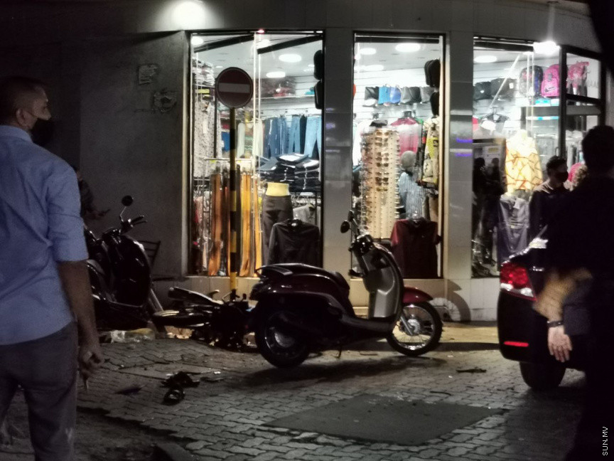 މޭ 6، 2021: ކުރީގެ ރައީސް އަދި ރައްޔިތުންގެ މަޖިލީހުގެ ރައީސް މުހައްމަދު ނަޝީދު ދިރިއުޅުއްވާ ގޭކައިރީ އެމަނިކުފާނަށް އަމާޒުކޮށް ދިން ޓެރަރިޒަމް ހަމަލާ-- ސަން ފޮޓޯ/ ފަޔާޒު މޫސާ