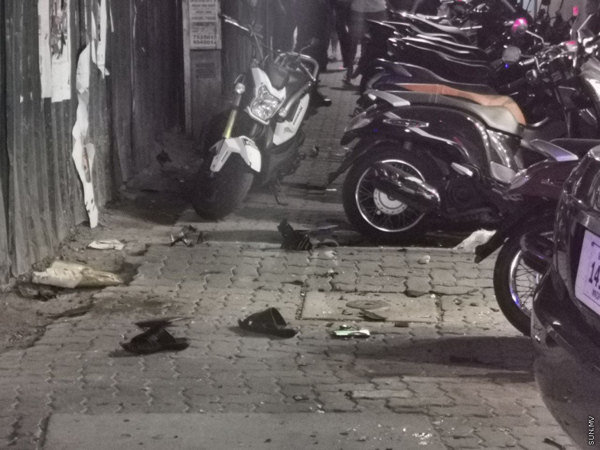 މޭ 6، 2021: ކުރީގެ ރައީސް އަދި ރައްޔިތުންގެ މަޖިލީހުގެ ރައީސް މުހައްމަދު ނަޝީދު ދިރިއުޅުއްވާ ގޭކައިރީ އެމަނިކުފާނަށް އަމާޒުކޮށް ދިން ޓެރަރިޒަމް ހަމަލާ-- ސަން ފޮޓޯ/ ފަޔާޒު މޫސާ