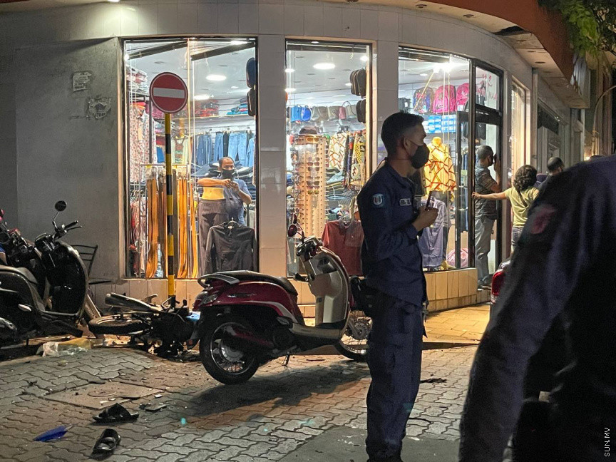 މޭ 6، 2021: ކުރީގެ ރައީސް އަދި ރައްޔިތުންގެ މަޖިލީހުގެ ރައީސް މުހައްމަދު ނަޝީދު ދިރިއުޅުއްވާ ގޭކައިރީ އެމަނިކުފާނަށް އަމާޒުކޮށް ދިން ޓެރަރިޒަމް -- ސަން ފޮޓޯ/ މުޒައްޔިން
