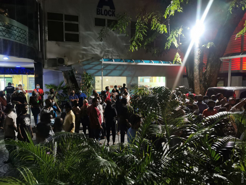 މޭ 6، 2021: ކުރީގެ ރައީސް އަދި ރައްޔިތުންގެ މަޖިލީހުގެ ރައީސް މުހައްމަދު ނަޝީދު ދިރިއުޅުއްވާ ގޭކައިރީ އެމަނިކުފާނަށް އަމާޒުކޮށް ދިން ޓެރަރިޒަމް ހަމަލާ-- ސަން ފޮޓޯ/ ފަޔާޒު މޫސާ