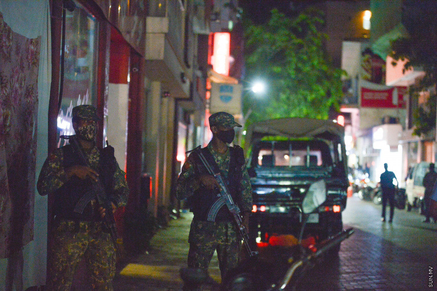 މޭ 6، 2021: ކުރީގެ ރައީސް އަދި ރައްޔިތުންގެ މަޖިލީހުގެ ރައީސް މުހައްމަދު ނަޝީދު ދިރިއުޅުއްވާ ގޭކައިރީ އެމަނިކުފާނަށް އަމާޒުކޮށް ދިން ޓެރަރިޒަމް ހަމަލާ-- ސަން ފޮޓޯ/ ފަޔާޒު މޫސާ