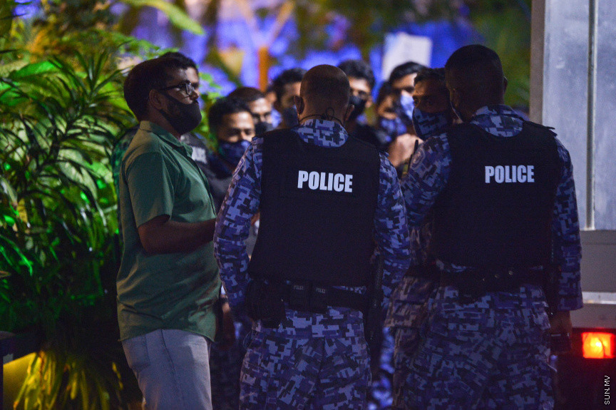 މޭ 6، 2021: ކުރީގެ ރައީސް އަދި ރައްޔިތުންގެ މަޖިލީހުގެ ރައީސް މުހައްމަދު ނަޝީދު ދިރިއުޅުއްވާ ގޭކައިރީ އެމަނިކުފާނަށް އަމާޒުކޮށް ދިން ޓެރަރިޒަމް ހަމަލާ-- ސަން ފޮޓޯ/ ފަޔާޒު މޫސާ
