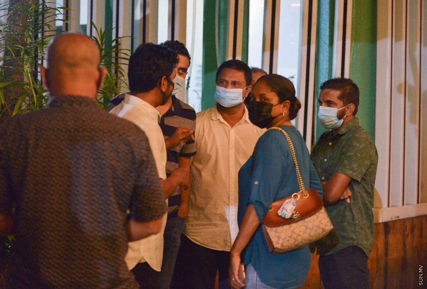 މޭ 6، 2021: ކުރީގެ ރައީސް އަދި ރައްޔިތުންގެ މަޖިލީހުގެ ރައީސް މުހައްމަދު ނަޝީދު ދިރިއުޅުއްވާ ގޭކައިރީ އެމަނިކުފާނަށް އަމާޒުކޮށް ދިން ޓެރަރިޒަމް ހަމަލާ-- ސަން ފޮޓޯ/ ފަޔާޒު މޫސާ