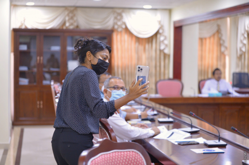 މެއި 12، 2021: އެމްއެމްޕީއާރުސީގެ ހިޔާނާތުގެ ލިސްޓު އާންމު ކުރި ކޮމިޓީގައި ވީޑިއޯ ކޯލް މެދުވެރިކޮަށް މަޖިލިސް ރައީސް މުހައްމަދު ނަޝީދު، ކޮމިޓީގެ މެމްބަރުންނާ ބައްދަލުކުރެއްވުން --- ސަން ފޮޓޯ/ މުހައްމަދު މުޒައްޔިން ނާޒިމް