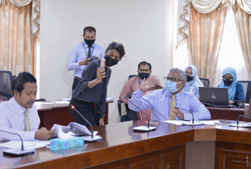 މެއި 12، 2021: އެމްއެމްޕީއާރުސީގެ ހިޔާނާތުގެ ލިސްޓު އާންމު ކުރި ކޮމިޓީގައި ވީޑިއޯ ކޯލް މެދުވެރިކޮަށް މަޖިލިސް ރައީސް މުހައްމަދު ނަޝީދު، ކޮމިޓީގެ މެމްބަރުންނާ ބައްދަލުކުރެއްވުން: މަޖިލިސް ނައިބު ރައީސް، ގަލޮޅު އުތުރު ދާއިރާ މެމްބަރު އިވާ އަބްދުﷲ ރައީސް ނަޝިދާ ވާހަކަ ދައްކަވަނީ --- ސަން ފޮޓޯ/ މުހައްމަދު މުޒައްޔިން ނާޒިމް
