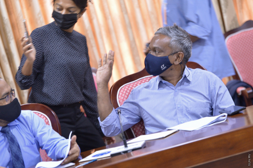 މެއި 12، 2021: އެމްއެމްޕީއާރުސީގެ ހިޔާނާތުގެ ލިސްޓު އާންމު ކުރި ކޮމިޓީގައި ވީޑިއޯ ކޯލް މެދުވެރިކޮަށް މަޖިލިސް ރައީސް މުހައްމަދު ނަޝީދު، ކޮމިޓީގެ މެމްބަރުންނާ ބައްދަލުކުރެއްވުން --- ސަން ފޮޓޯ/ މުހައްމަދު މުޒައްޔިން ނާޒިމް