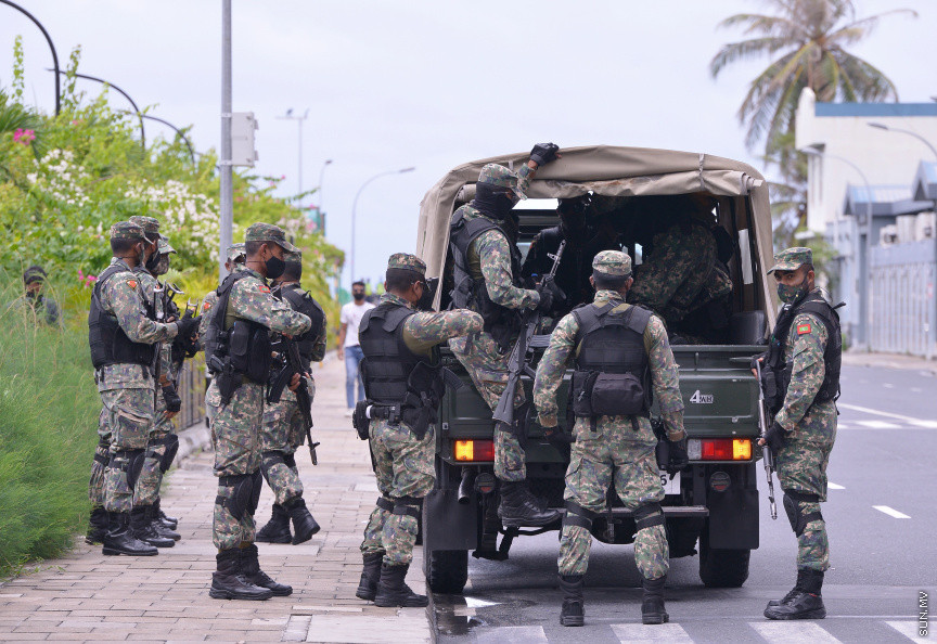 މެއި 13، 2021: ކުރީގެ ރައީސް އަދި މަޖިލިސް ރައީސް މުހައްމަދު ނަޝީދު ހަފްތާްއައަކަށް އޭޑީކޭގައި ފަރުވާ ހޯދުމަށްފަހު، އިތުރު ފަރުވާއަށް ޖަރުމަނަށް ފުރުން: އެމަނިކުފާނު ހޮސްޕިޓަރުން އެއާޕޯޓަށް ވަޑައިގެންނެވީ ވަރުގަދަ ސެކިއުރިޓީއަކާއެކު --- ސަން ފޮޓޯ/ މުހައްމަދު މުޒައްޔިން ނާޒިމް