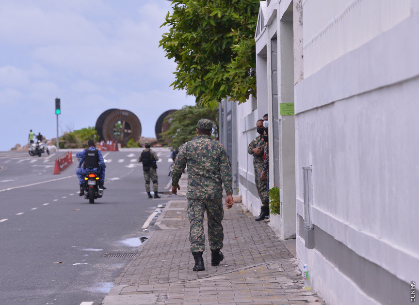 މެއި 13، 2021: ކުރީގެ ރައީސް އަދި މަޖިލިސް ރައީސް މުހައްމަދު ނަޝީދު ހަފްތާްއައަކަށް އޭޑީކޭގައި ފަރުވާ ހޯދުމަށްފަހު، އިތުރު ފަރުވާއަށް ޖަރުމަނަށް ފުރުން: އެމަނިކުފާނު ހޮސްޕިޓަރުން އެއާޕޯޓަށް ވަޑައިގެންނެވީ ވަރުގަދަ ސެކިއުރިޓީއަކާއެކު --- ސަން ފޮޓޯ/ މުހައްމަދު މުޒައްޔިން ނާޒިމް