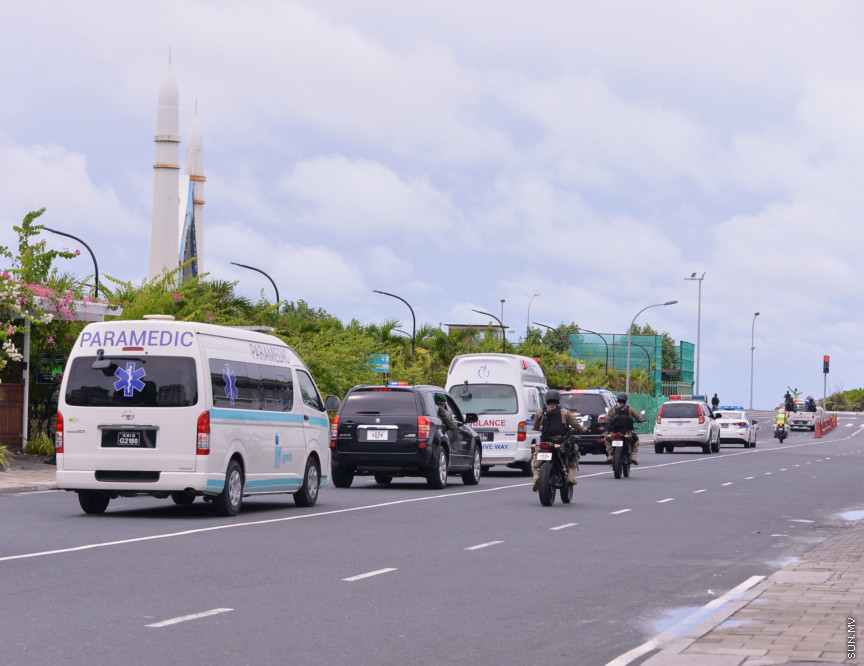 މެއި 13، 2021: ކުރީގެ ރައީސް އަދި މަޖިލިސް ރައީސް މުހައްމަދު ނަޝީދު ހަފްތާްއައަކަށް އޭޑީކޭގައި ފަރުވާ ހޯދުމަށްފަހު، އިތުރު ފަރުވާއަށް ޖަރުމަނަށް ފުރުން: އެމަނިކުފާނު ހޮސްޕިޓަރުން އެއާޕޯޓަށް ވަޑައިގެންނެވީ ވަރުގަދަ ސެކިއުރިޓީއަކާއެކު --- ސަން ފޮޓޯ/ މުހައްމަދު މުޒައްޔިން ނާޒިމް