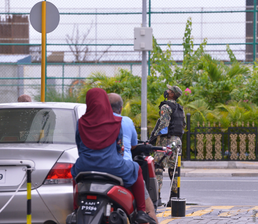 މެއި 13، 2021: ކުރީގެ ރައީސް އަދި މަޖިލިސް ރައީސް މުހައްމަދު ނަޝީދު ހަފްތާްއައަކަށް އޭޑީކޭގައި ފަރުވާ ހޯދުމަށްފަހު، އިތުރު ފަރުވާއަށް ޖަރުމަނަށް ފުރުން: އެމަނިކުފާނު ހޮސްޕިޓަރުން އެއާޕޯޓަށް ވަޑައިގެންނެވީ ވަރުގަދަ ސެކިއުރިޓީއަކާއެކު --- ސަން ފޮޓޯ/ މުހައްމަދު މުޒައްޔިން ނާޒިމް