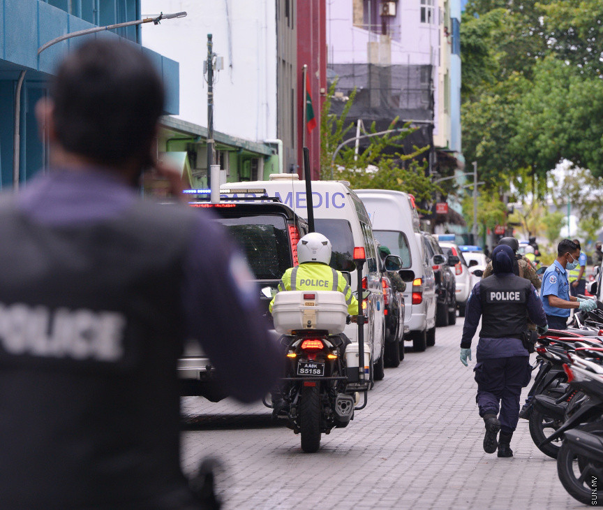 މެއި 13، 2021: ކުރީގެ ރައީސް އަދި މަޖިލިސް ރައީސް މުހައްމަދު ނަޝީދު ހަފްތާްއައަކަށް އޭޑީކޭގައި ފަރުވާ ހޯދުމަށްފަހު، އިތުރު ފަރުވާއަށް ޖަރުމަނަށް ފުރުން: އެމަނިކުފާނު ހޮސްޕިޓަރުން އެއާޕޯޓަށް ވަޑައިގެންނެވީ ވަރުގަދަ ސެކިއުރިޓީއަކާއެކު --- ސަން ފޮޓޯ/ މުހައްމަދު މުޒައްޔިން ނާޒިމް