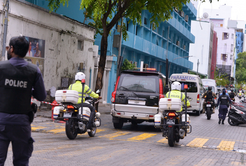 މެއި 13، 2021: ކުރީގެ ރައީސް އަދި މަޖިލިސް ރައީސް މުހައްމަދު ނަޝީދު ހަފްތާްއައަކަށް އޭޑީކޭގައި ފަރުވާ ހޯދުމަށްފަހު، އިތުރު ފަރުވާއަށް ޖަރުމަނަށް ފުރުން: އެމަނިކުފާނު ހޮސްޕިޓަރުން އެއާޕޯޓަށް ވަޑައިގެންނެވީ ވަރުގަދަ ސެކިއުރިޓީއަކާއެކު --- ސަން ފޮޓޯ/ މުހައްމަދު މުޒައްޔިން ނާޒިމް