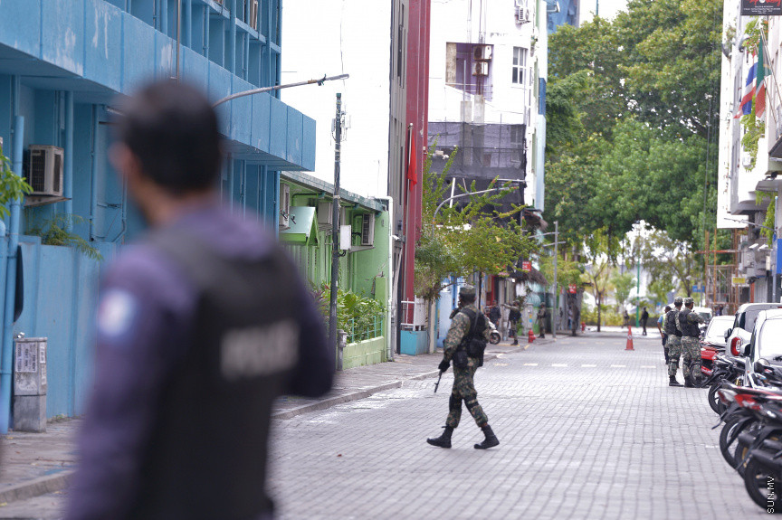 މެއި 13، 2021: ކުރީގެ ރައީސް އަދި މަޖިލިސް ރައީސް މުހައްމަދު ނަޝީދު ހަފްތާްއައަކަށް އޭޑީކޭގައި ފަރުވާ ހޯދުމަށްފަހު، އިތުރު ފަރުވާއަށް ޖަރުމަނަށް ފުރުން: އެމަނިކުފާނު ހޮސްޕިޓަރުން އެއާޕޯޓަށް ވަޑައިގެންނެވީ ވަރުގަދަ ސެކިއުރިޓީއަކާއެކު --- ސަން ފޮޓޯ/ މުހައްމަދު މުޒައްޔިން ނާޒިމް
