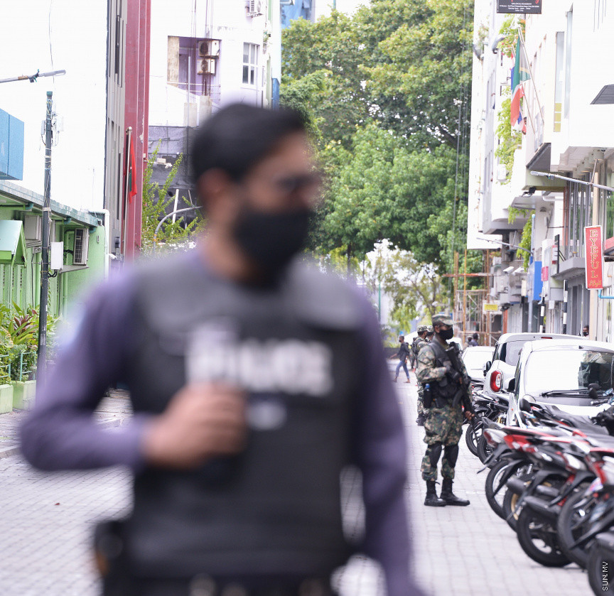 މެއި 13، 2021: ކުރީގެ ރައީސް އަދި މަޖިލިސް ރައީސް މުހައްމަދު ނަޝީދު ހަފްތާްއައަކަށް އޭޑީކޭގައި ފަރުވާ ހޯދުމަށްފަހު، އިތުރު ފަރުވާއަށް ޖަރުމަނަށް ފުރުން: އެމަނިކުފާނު ހޮސްޕިޓަރުން އެއާޕޯޓަށް ވަޑައިގެންނެވީ ވަރުގަދަ ސެކިއުރިޓީއަކާއެކު --- ސަން ފޮޓޯ/ މުހައްމަދު މުޒައްޔިން ނާޒިމް