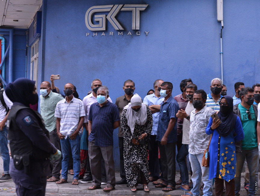 މެއި 13، 2021: ކުރީގެ ރައީސް އަދި މަޖިލިސް ރައީސް މުހައްމަދު ނަޝީދު ހަފްތާްއައަކަށް އޭޑީކޭގައި ފަރުވާ ހޯދުމަށްފަހު، އިތުރު ފަރުވާއަށް ޖަރުމަނަށް ފުރުން: އެމަނިކުފާނު ހޮސްޕިޓަރުން އެއާޕޯޓަށް ވަޑައިގެންނެވީ ވަރުގަދަ ސެކިއުރިޓީއަކާއެކު --- ސަން ފޮޓޯ/ މުހައްމަދު މުޒައްޔިން ނާޒިމް