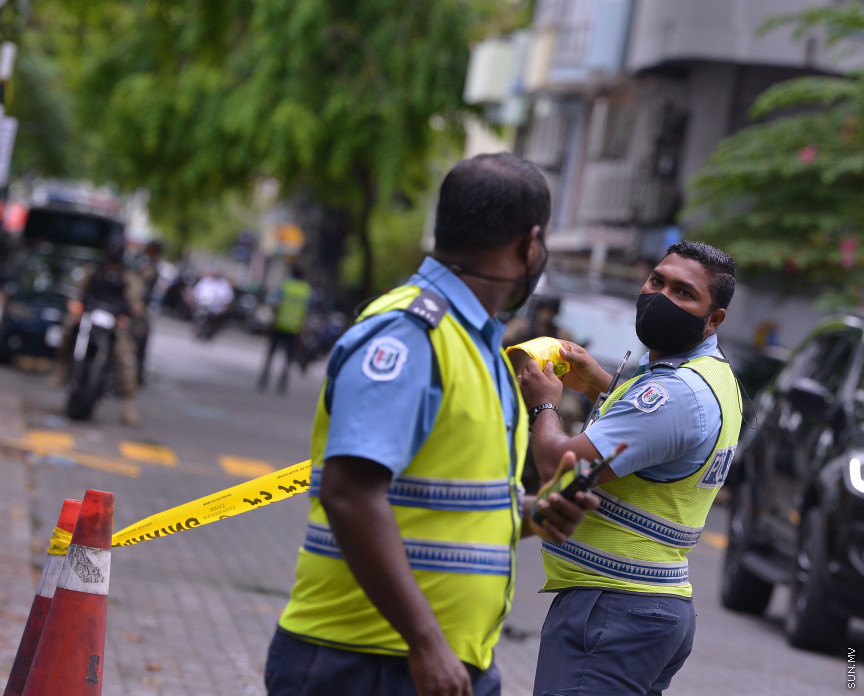 މެއި 13، 2021: ކުރީގެ ރައީސް އަދި މަޖިލިސް ރައީސް މުހައްމަދު ނަޝީދު ހަފްތާްއައަކަށް އޭޑީކޭގައި ފަރުވާ ހޯދުމަށްފަހު، އިތުރު ފަރުވާއަށް ޖަރުމަނަށް ފުރުން: އެމަނިކުފާނު ހޮސްޕިޓަރުން އެއާޕޯޓަށް ވަޑައިގެންނެވީ ވަރުގަދަ ސެކިއުރިޓީއަކާއެކު --- ސަން ފޮޓޯ/ މުހައްމަދު މުޒައްޔިން ނާޒިމް