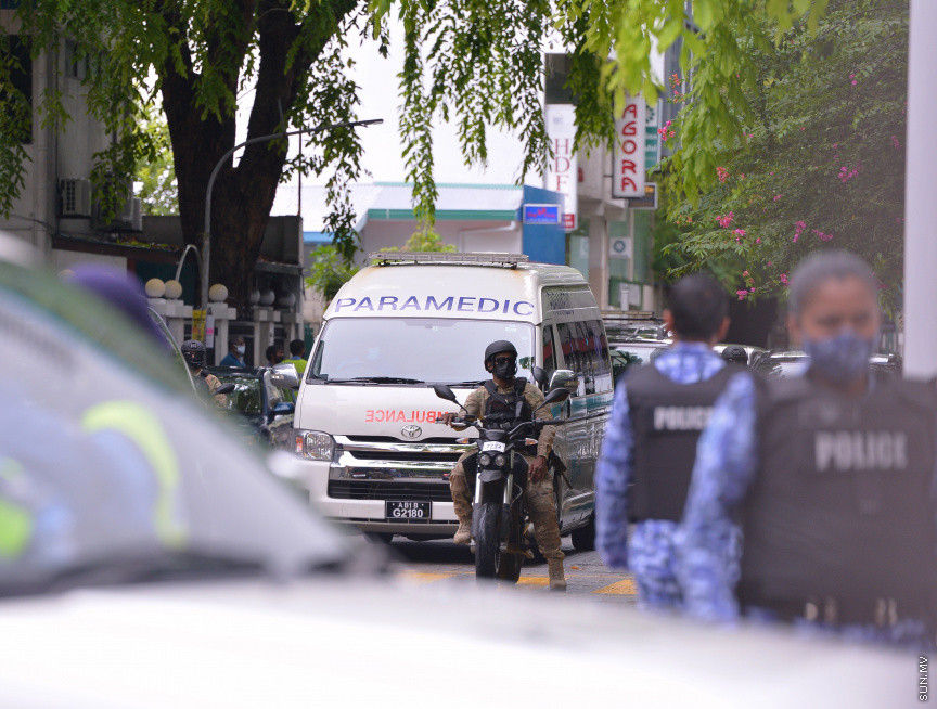 މެއި 13، 2021: ކުރީގެ ރައީސް އަދި މަޖިލިސް ރައީސް މުހައްމަދު ނަޝީދު ހަފްތާްއައަކަށް އޭޑީކޭގައި ފަރުވާ ހޯދުމަށްފަހު، އިތުރު ފަރުވާއަށް ޖަރުމަނަށް ފުރުން: އެމަނިކުފާނު ހޮސްޕިޓަރުން އެއާޕޯޓަށް ވަޑައިގެންނެވީ ވަރުގަދަ ސެކިއުރިޓީއަކާއެކު --- ސަން ފޮޓޯ/ މުހައްމަދު މުޒައްޔިން ނާޒިމް