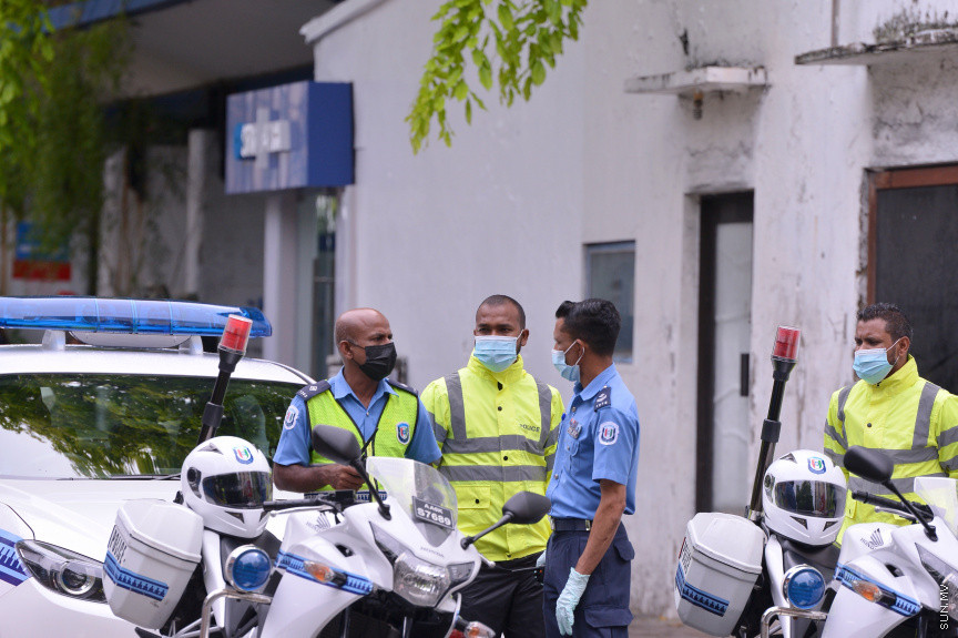 މެއި 13، 2021: ކުރީގެ ރައީސް އަދި މަޖިލިސް ރައީސް މުހައްމަދު ނަޝީދު ހަފްތާްއައަކަށް އޭޑީކޭގައި ފަރުވާ ހޯދުމަށްފަހު، އިތުރު ފަރުވާއަށް ޖަރުމަނަށް ފުރުން: އެމަނިކުފާނު ހޮސްޕިޓަރުން އެއާޕޯޓަށް ވަޑައިގެންނެވީ ވަރުގަދަ ސެކިއުރިޓީއަކާއެކު --- ސަން ފޮޓޯ/ މުހައްމަދު މުޒައްޔިން ނާޒިމް